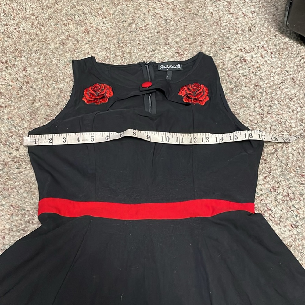 Sourpuss retro look Black and Red full skirt peep bust dress - Picture 4 of 8